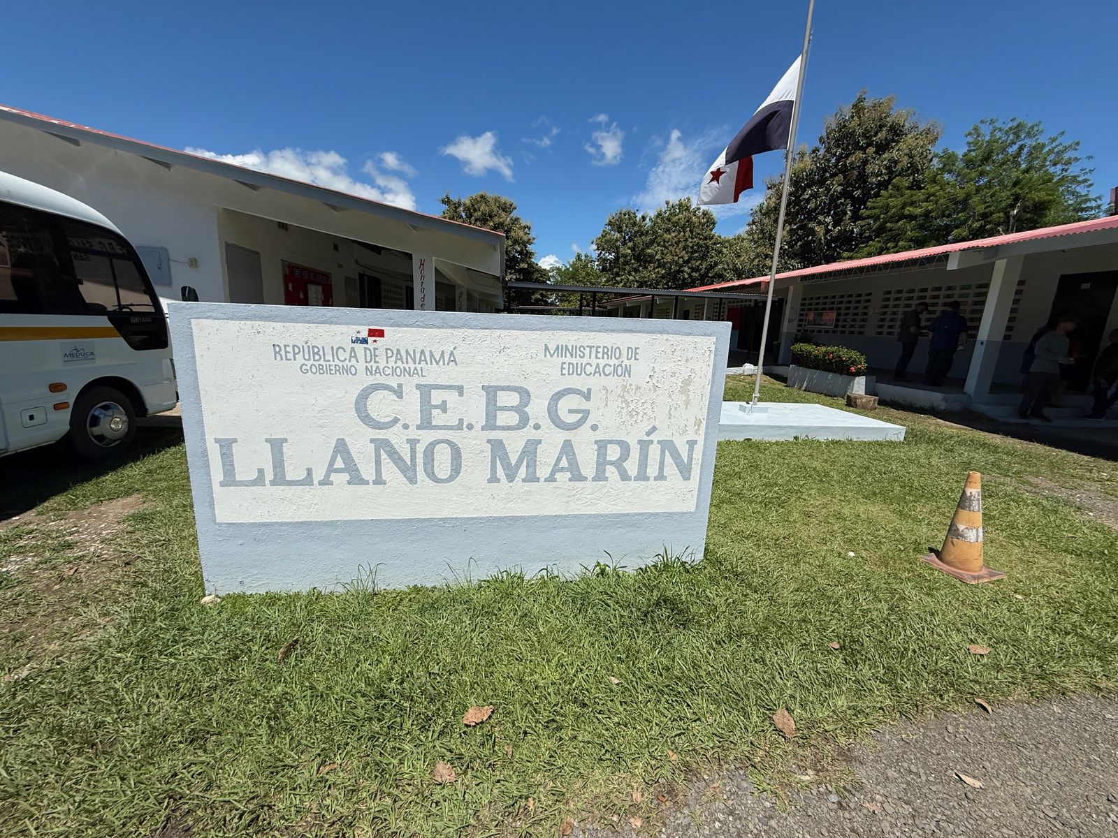 Centro educativo en Llano Marín